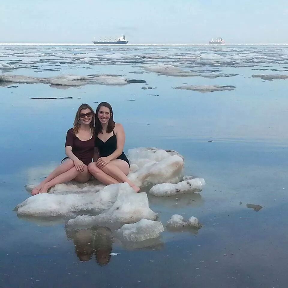 Девушки сидят на льду