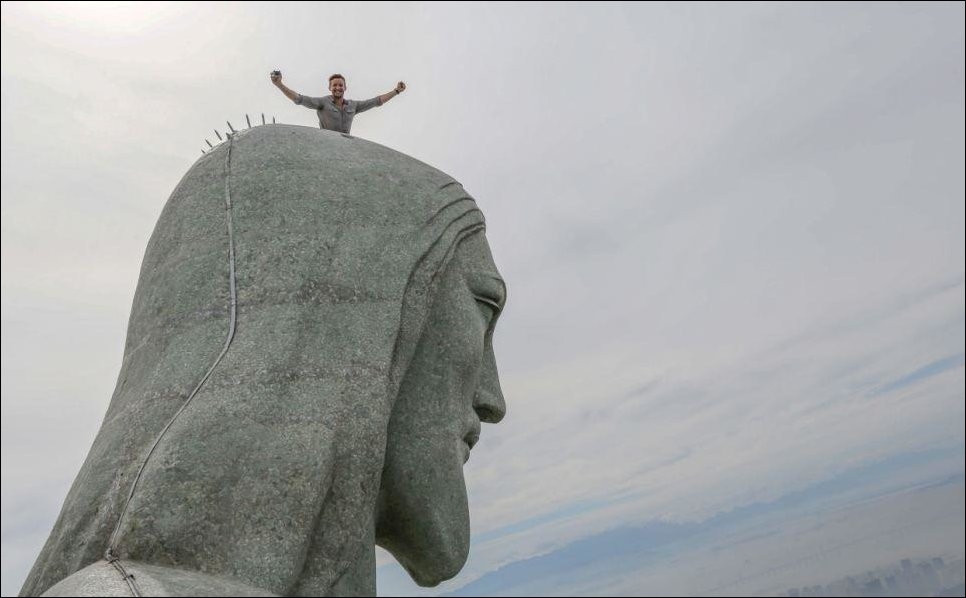 Селфи на вершине знаменитой статуи Христа в Бразилии 