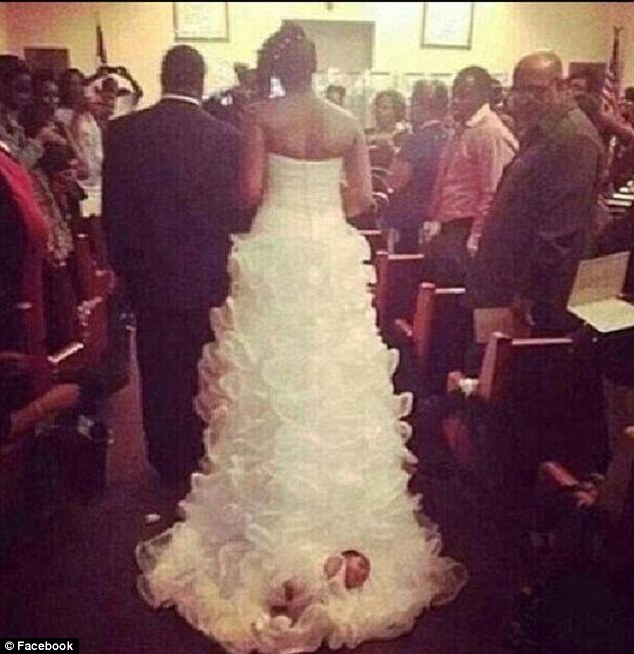 Живой младенец украшает шлейф свадебного платья