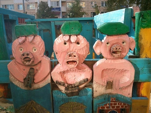 Странные и пугающие скульптуры на детских площадках