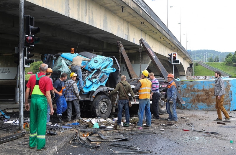 Жуткая авария в центре Вильнюса: грузовик упал с моста