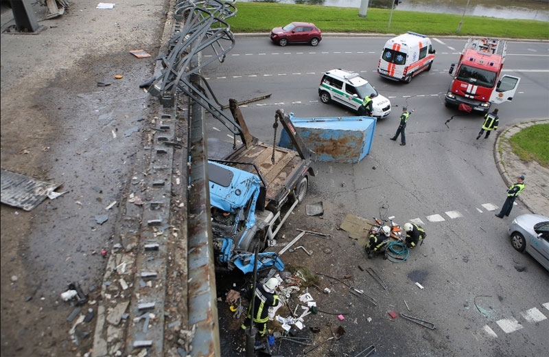Жуткая авария в центре Вильнюса: грузовик упал с моста