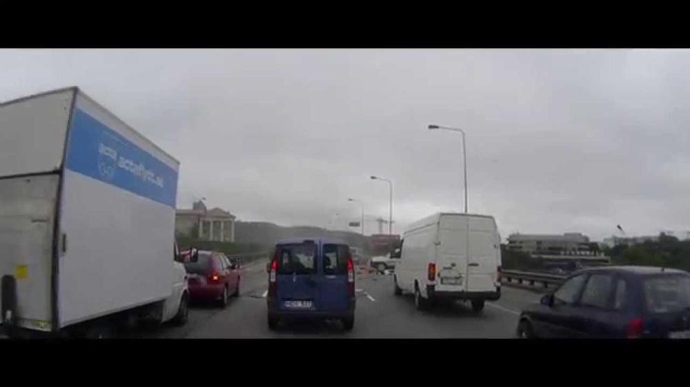 Жуткая авария в центре Вильнюса: грузовик упал с моста 