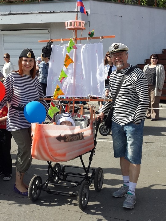 Как мы делали коляску-корабль для парада колясок