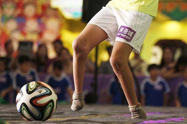 13-летний футболист умудряется играть без ног