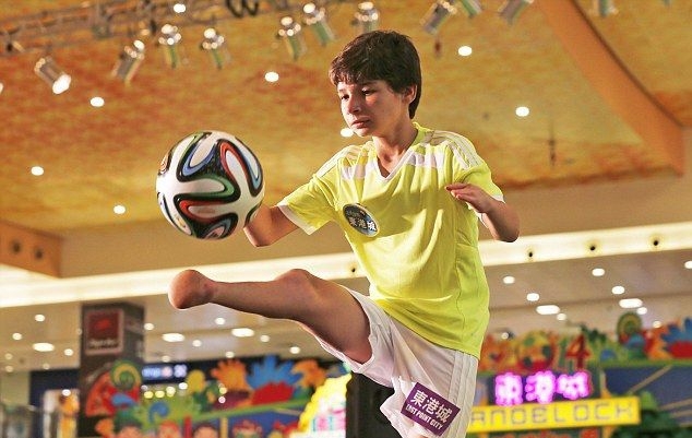13-летний футболист умудряется играть без ног