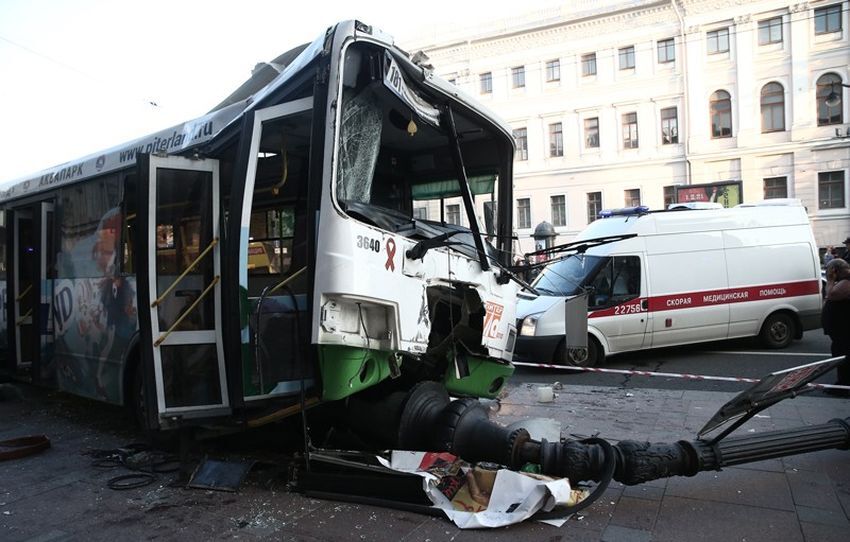 На Невском автобус вылетел на тротуар
