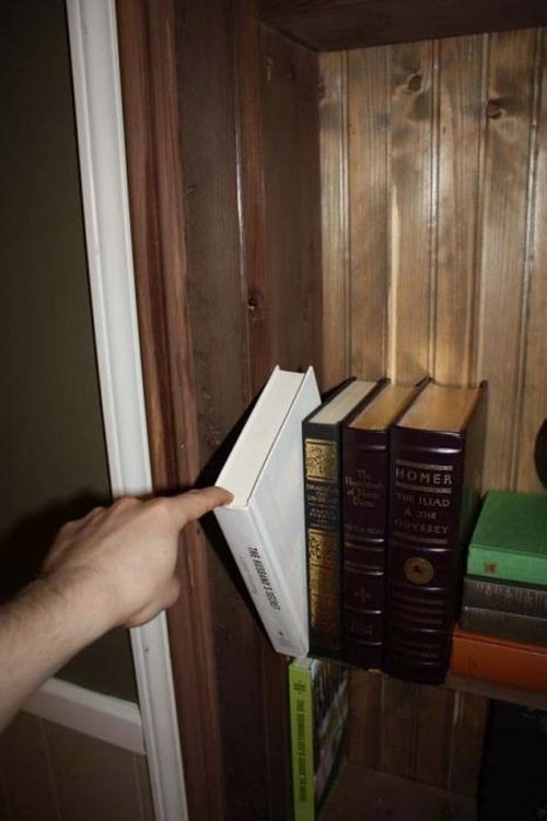 Как сделать  дверь  в скрытую комнату своими руками