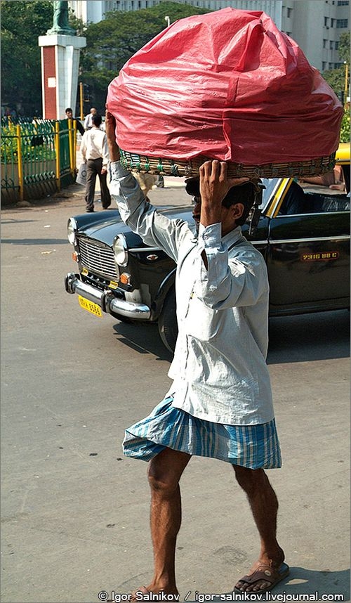 Почему индийские носильщики носят грузы на голове