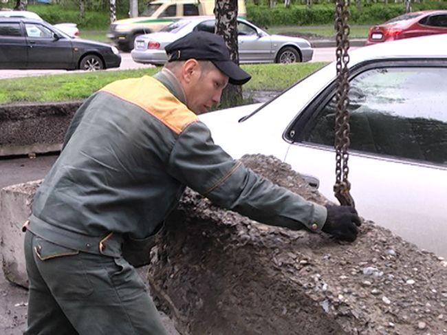 В Новокузнецке нарушителей парковки заблокировали бетонными блоками