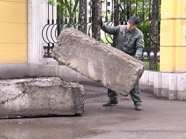 В Новокузнецке нарушителей парковки заблокировали бетонными блоками
