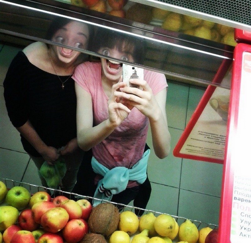 Девушки во фруктовом отделе