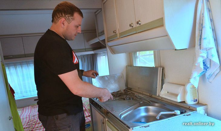  Бизнесмен из Минска живет в доме на колесах на берегу Минского моря