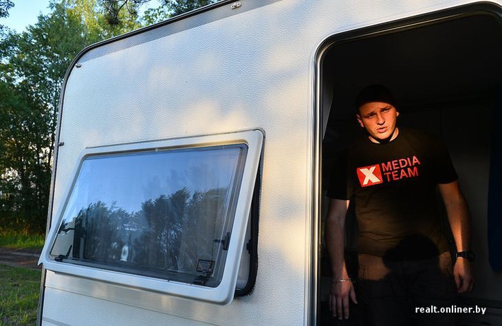  Бизнесмен из Минска живет в доме на колесах на берегу Минского моря