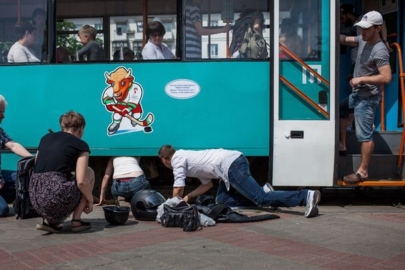 В Минске байкер спас котенка из-под трамвая