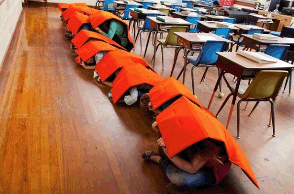 Чем занимаются дети в американской школе под красными одеялами?