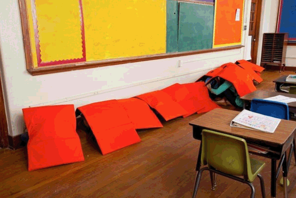 Чем занимаются дети в американской школе под красными одеялами?
