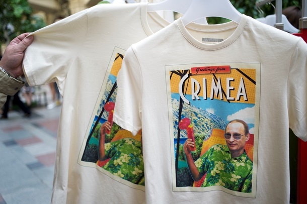 Российские дизайнеры создали коллекцию футболок в честь Путина