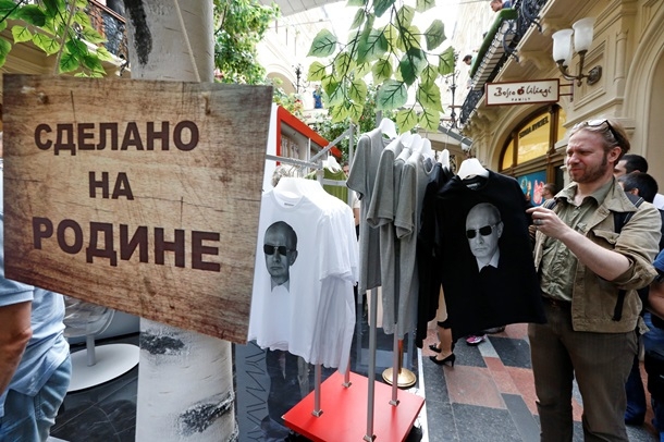 Российские дизайнеры создали коллекцию футболок в честь Путина