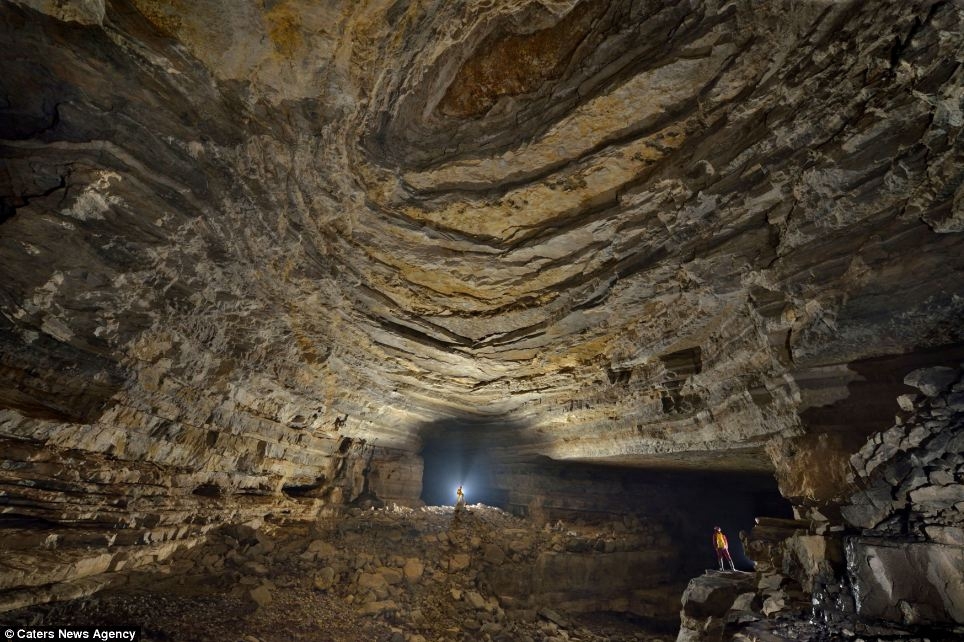 В Китае обнаружили огромную пещеру с собственным климатом и облаками