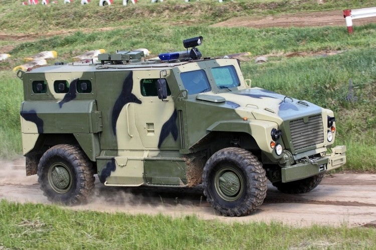 Внутренние войска России получили бронеавтомобили ВПК-3924 "Медведь"