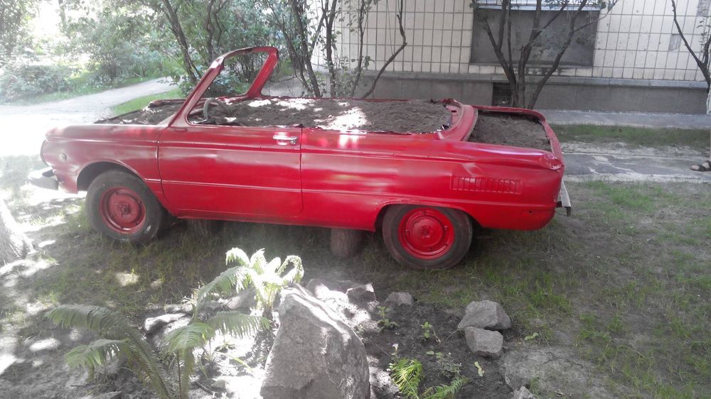 В Киеве старые авто превращают в клумбы