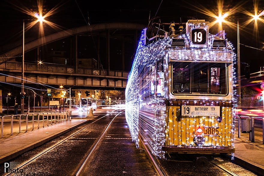 30000 светодиодов превратили трамвай в машину времени