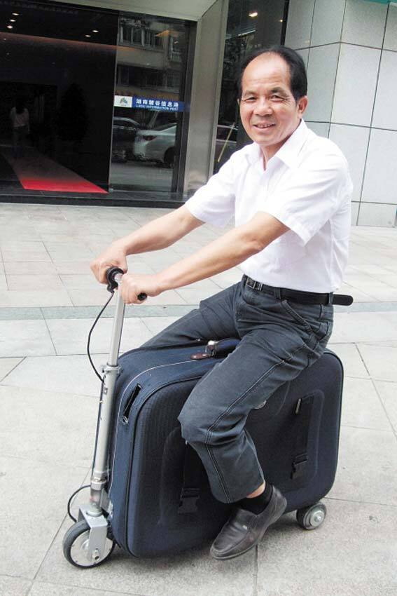 Китаец изобрел скутер-чемодан