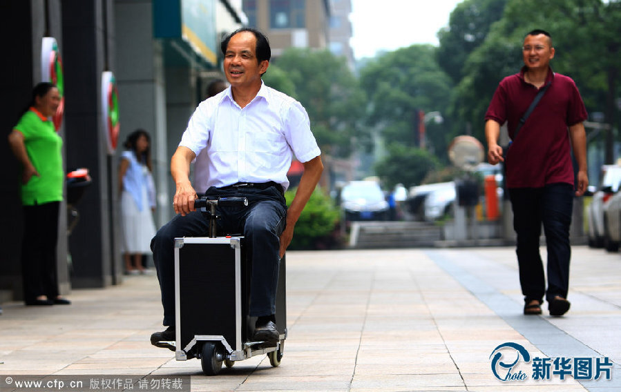 Китаец изобрел скутер-чемодан