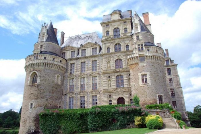 Замок де Брикка во Франции
