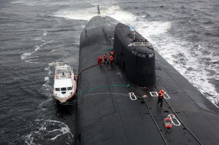 Атомный подводный ракетоносный крейсер пришел на помощь во время шторма 
