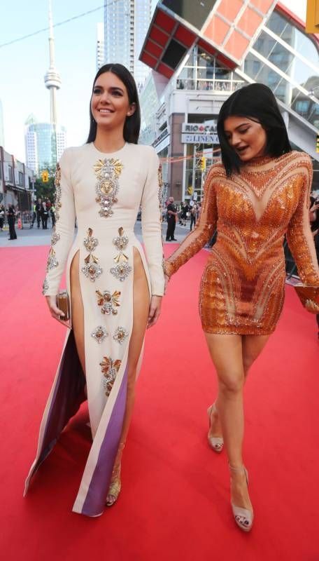 Сестра Ким Кардашян пришла на музыкальную премию в очень откровенном платье