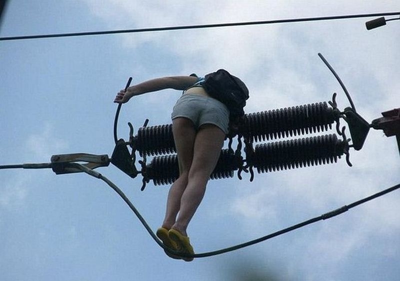  Девушка гуляющая по электрическим проводам