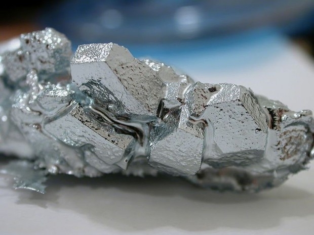 Галлий – редкий метал, таящий в руках