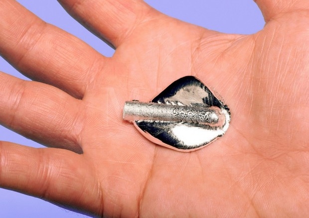 Галлий – редкий метал, таящий в руках