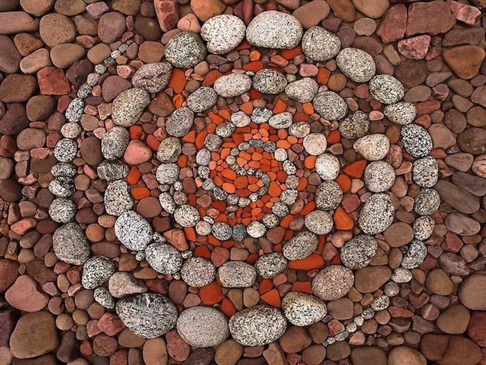 Мозаика из камней и листьев: яркий лэнд-арт