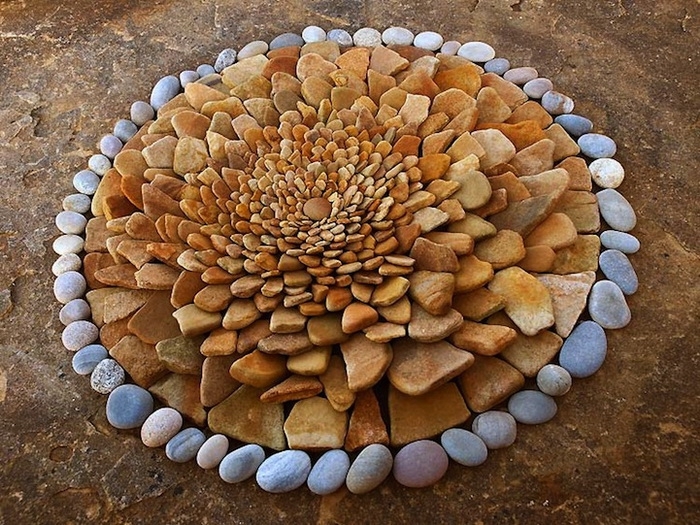 Мозаика из камней и листьев: яркий лэнд-арт