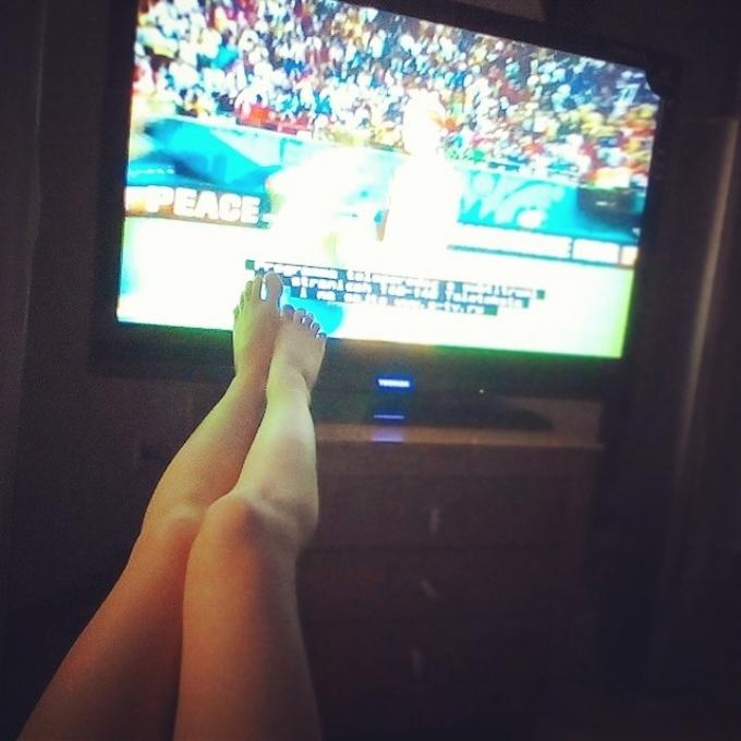 Женские ножки, которые смотрят футбол!