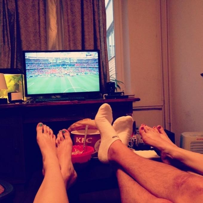 Женские ножки, которые смотрят футбол!