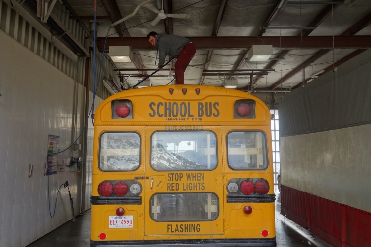 Друзья купили школьный автобус, и превратили его в дом на колесах