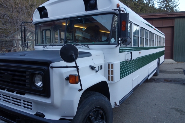 Друзья купили школьный автобус, и превратили его в дом на колесах