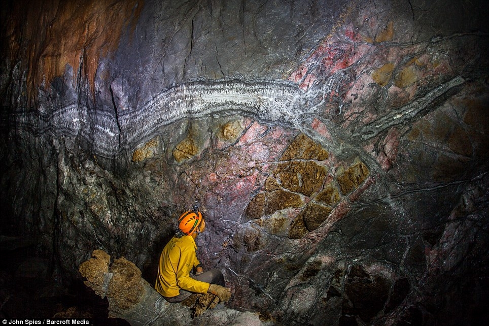 Потрясающие виды внутри крупнейшей пещеры в мире 
