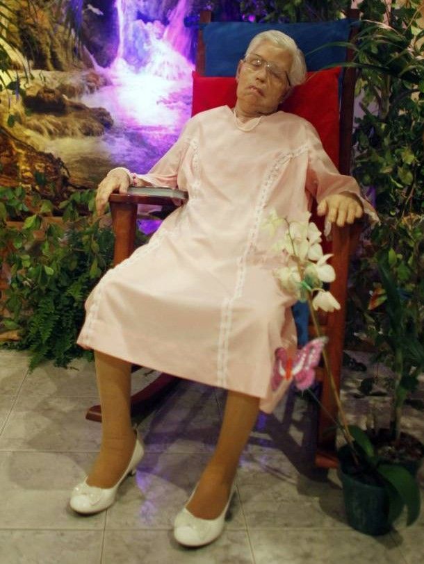 Мертвая старушка в кресле-качалке