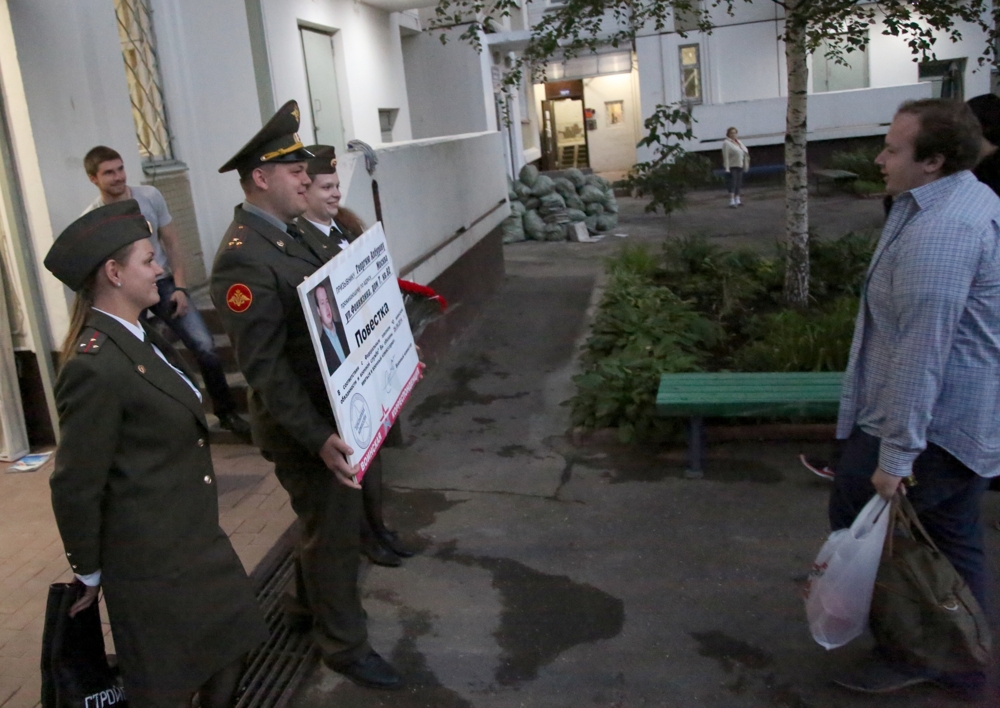 Военком подловил толстого соратника Навального у подъезда:)