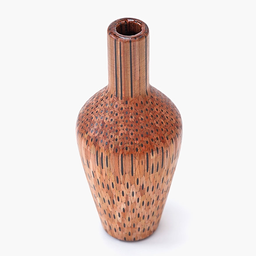 Художник создаёт из карандашей красивые вазы