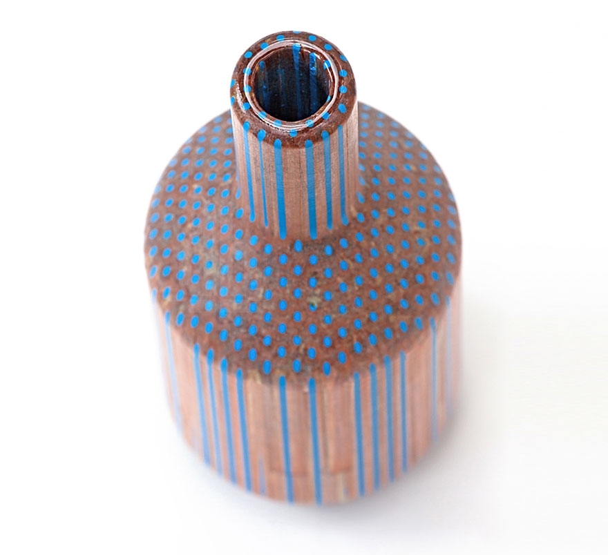 Художник создаёт из карандашей красивые вазы