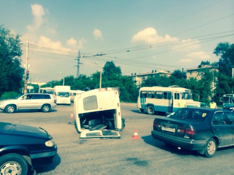 В Омске ГАЗель опрокинулась от столкновения с автобусом