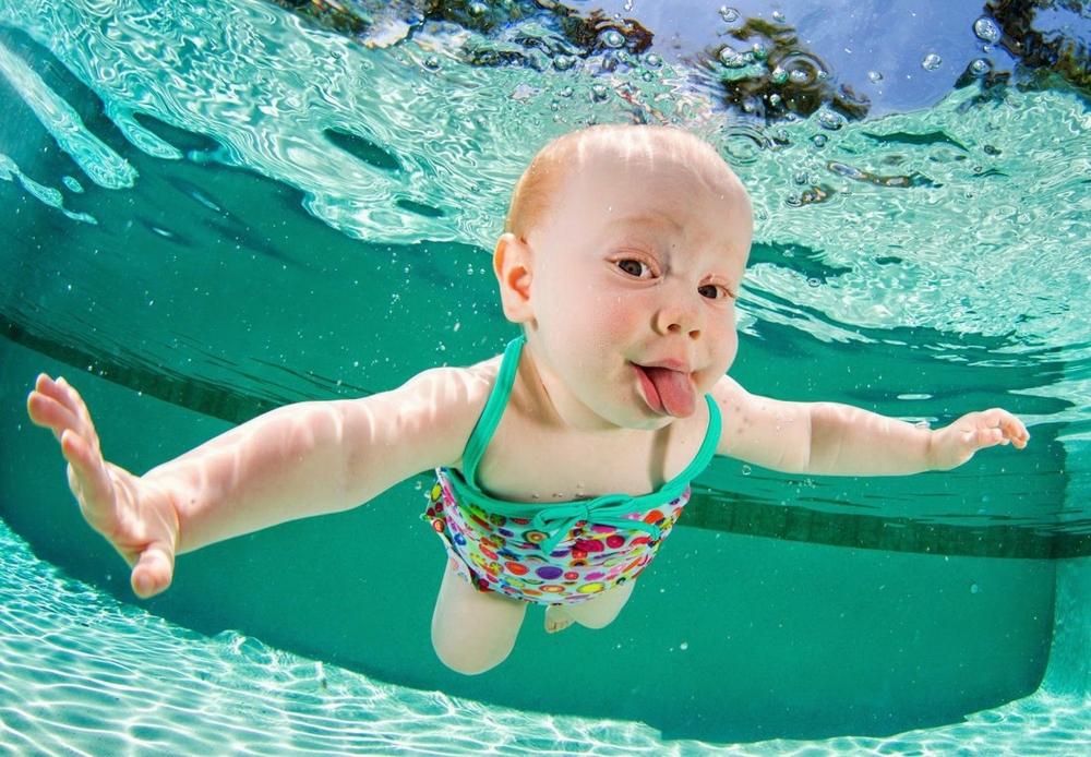 Малышка под водой