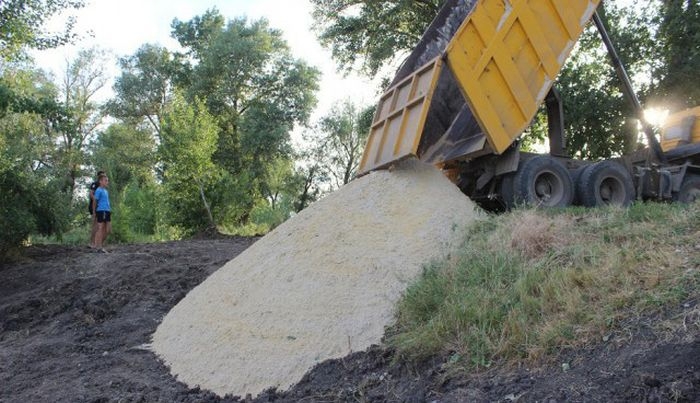 Делаем пляж на речке своими руками