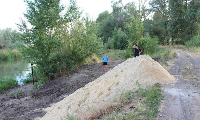 Делаем пляж на речке своими руками